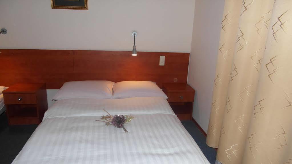 Hotel Julianow Varsó Kültér fotó